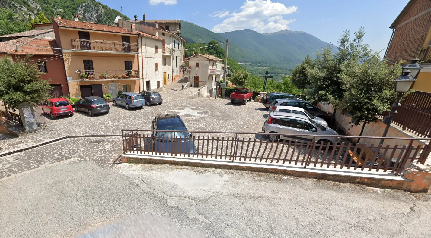Pescocanale � una delle due frazioni del Comune di Capistrello, essa � posta a 680m s.l.m. e dista dal capoluogo circa 2,2 km. Il suo nome deriva dalla posizione nella quale si trova e cio� arroccata su una irta collinetta (pesco)...